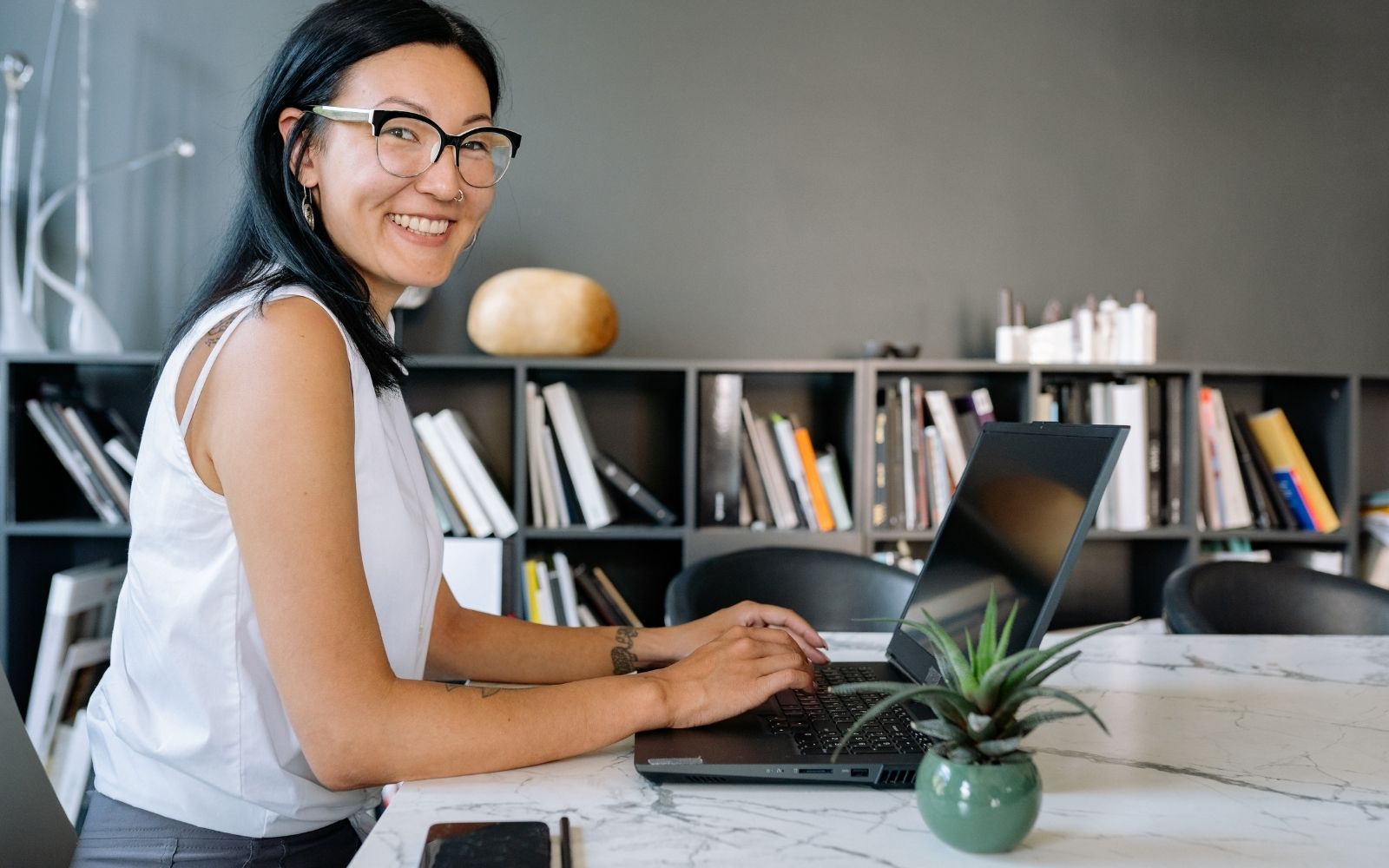 Arjantin'de LinkedIn ve yerel kariyer siteleri hakkında hazırlanan içerikte kullanılan bu görsel, dijital platformlar üzerinden iş arama ve kariyer fırsatlarını temsil eden genel bir görünüm sunar.