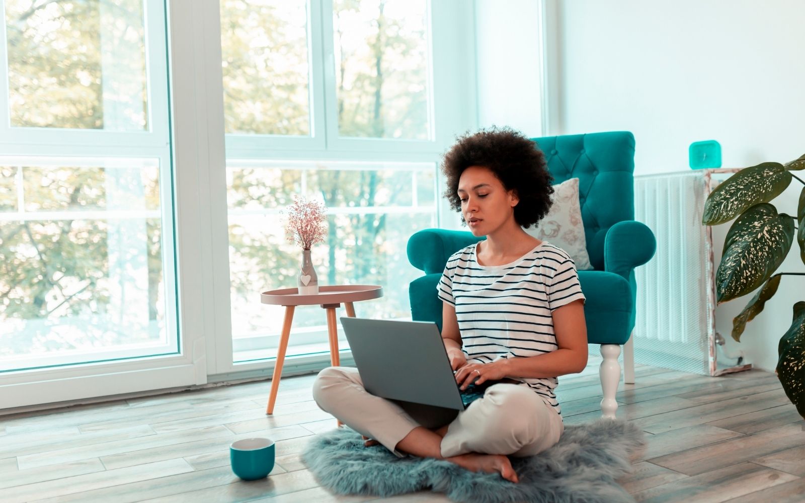 Arjantin'de uzaktan çalışma ve freelance fırsatlarını anlatan bu içerikte kullanılan görsel, dijital iş modellerini, esnek çalışma düzenini ve profesyonel kariyer alanlarını temsil eden genel bir görünüm sunar.