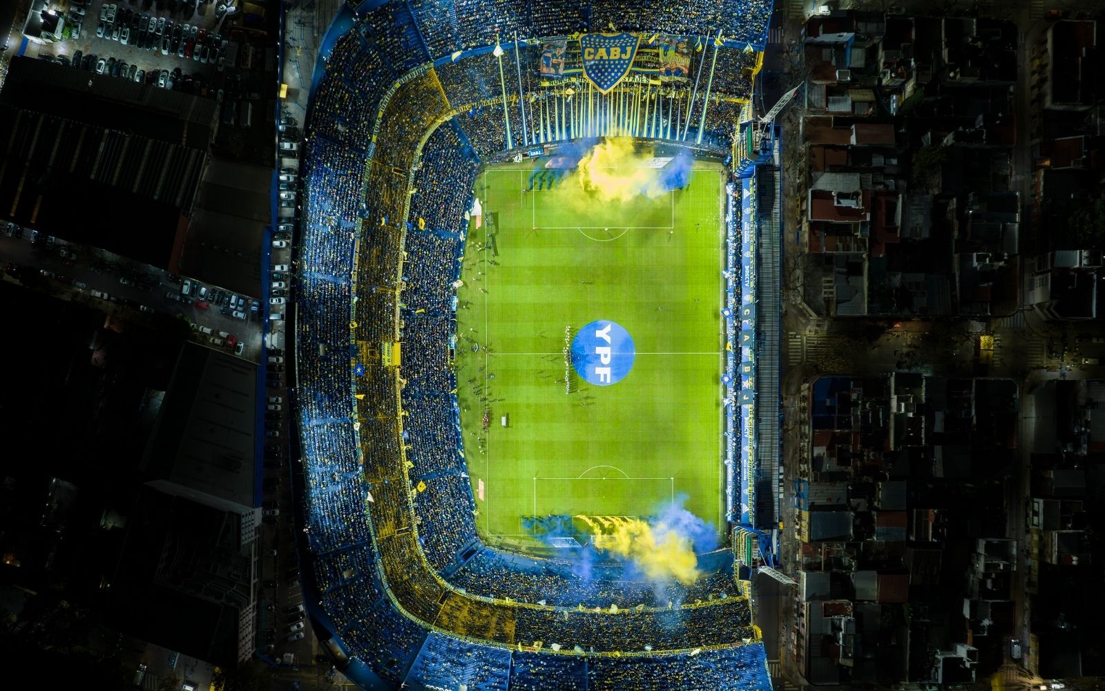 Boca Juniors ve River Plate rekabetinin arkasındaki hikayeyi anlatan içerikte kullanılan bu görsel, Arjantin futbolunun en büyük derbisini, taraftar kültürünü ve tarihsel rekabeti temsil eden genel bir görünüm sunar.