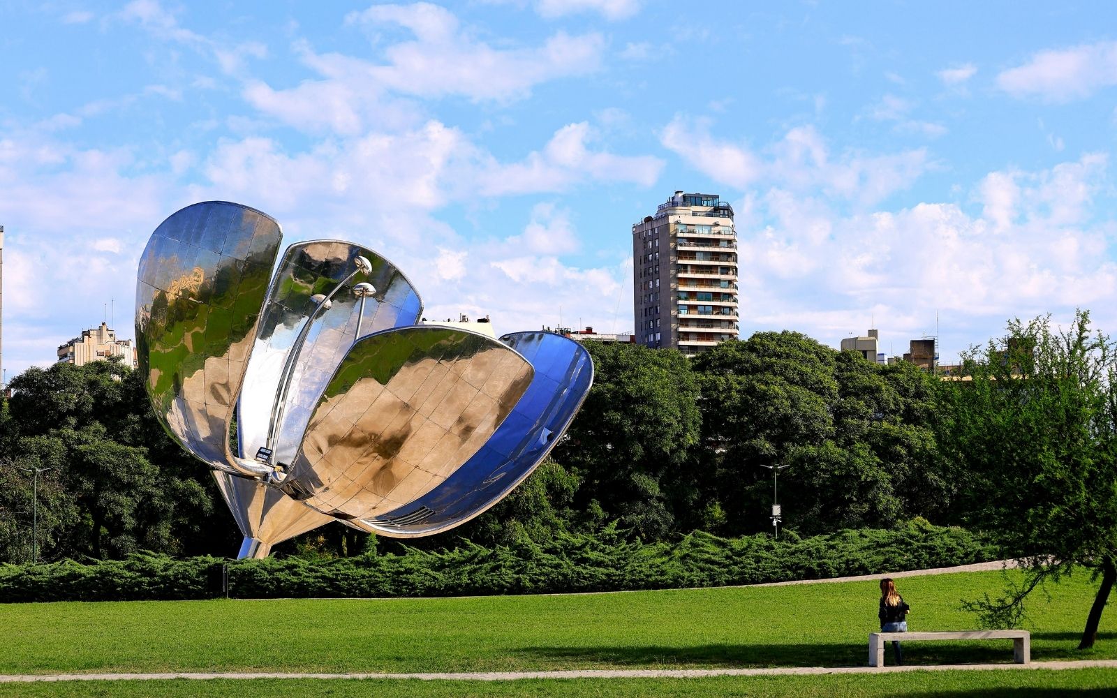 Buenos Aires'te gezilecek yerler hakkında kapsamlı rehber içeriğinde kullanılan bu görsel, şehrin öne çıkan turistik noktalarını ve kültürel atmosferini temsil eden genel bir görünüm sunar.