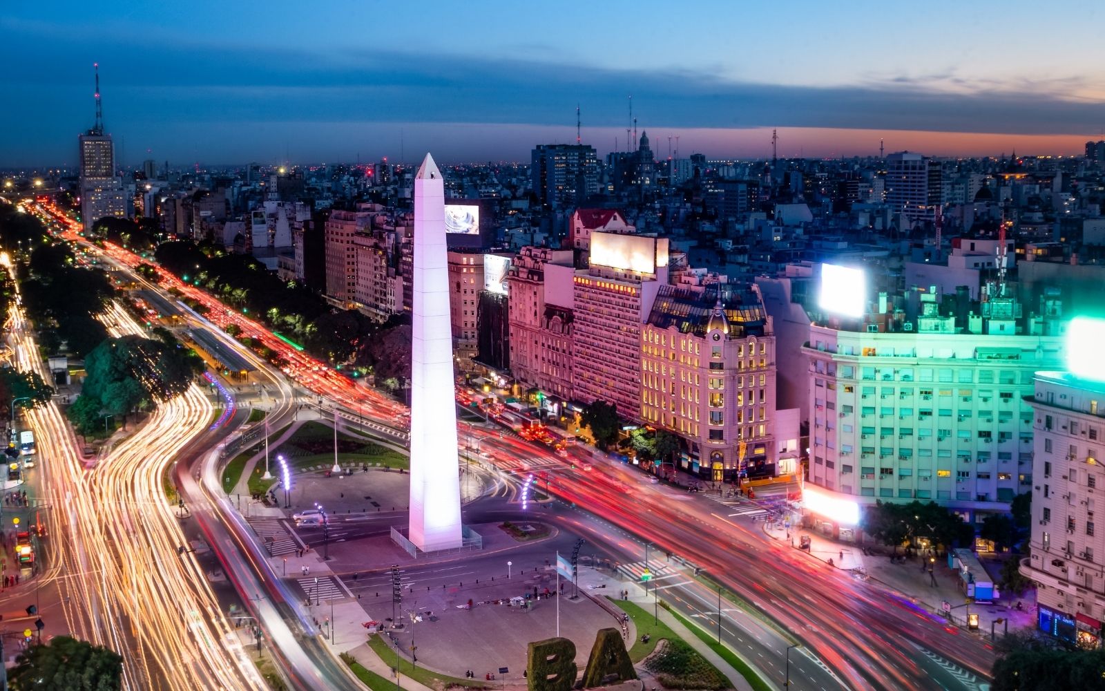 Buenos Aires'te güvenli ve popüler yaşam bölgelerini yansıtan şehir ve mahalle yaşamı görünümü