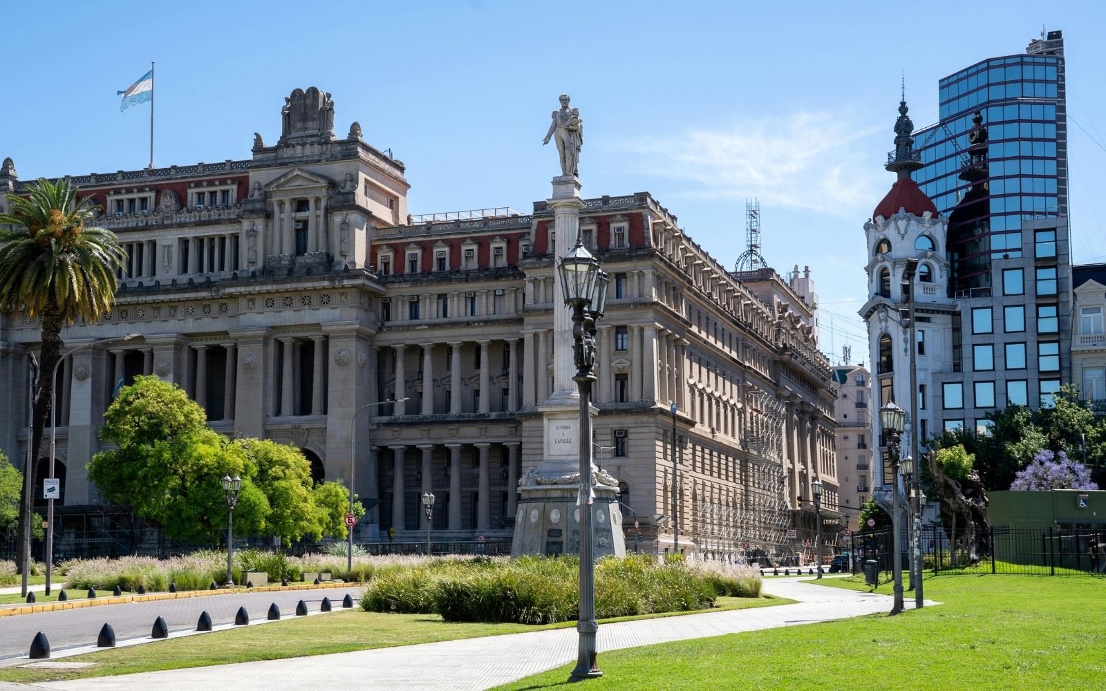 Buenos Aires'te yaşamak için en iyi semtleri anlatan içerikte kullanılan bu görsel, şehrin öne çıkan mahallelerini ve yaşam kalitesi yüksek bölgelerini temsil eden genel bir şehir görünümü sunar.
